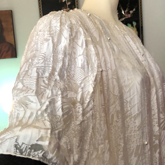 white, ruffled style - Picture 2 of 6